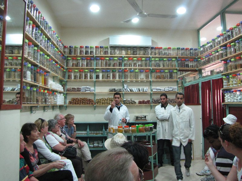 170312_marrakech pharmacy.jpg - In de medina bezoeken we ook op verzoek van een aantal dames een Pharmacy. Hier worden met allerlei kruiden homeopatische geneesmiddelen gemaakt.